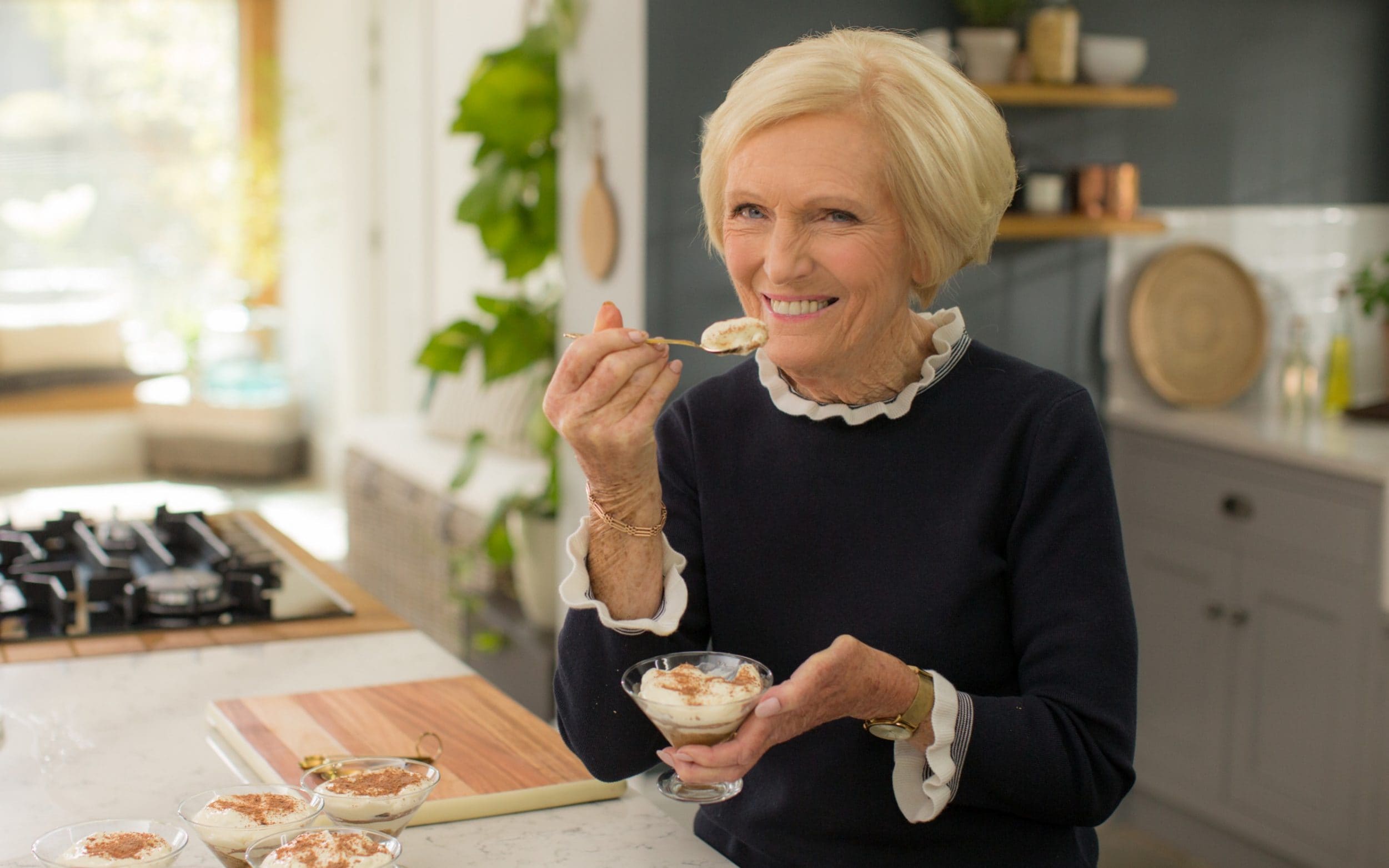 Mary Berry spune că oamenii nu ar trebui să „ceară” vaccinul Covid-19