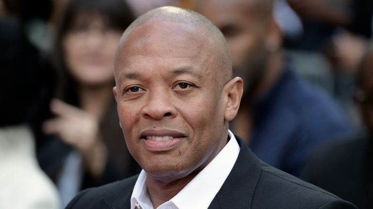 Rapperul veteran Dr. Dre spune că „se descurcă extraordinar” după ce a fost internat în spital