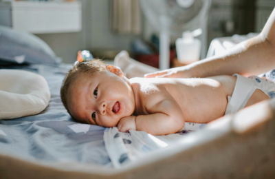 Analiză pe peste 5.300 de sugari arată că alăptarea exclusivă poate reduce diferențele din microbiom după cezariană sau antibiotice
