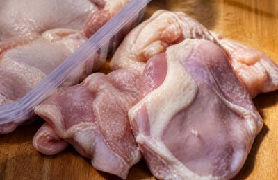 Carnea de pui este sursa pentru până la 80% din infecțiile cu o bacterie a cărei răspândire a crescut de 100 de ori
