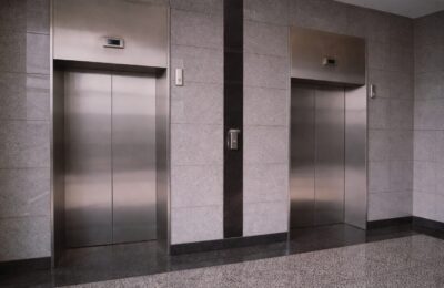 Un program național va instala lifturi în blocurile vechi. Costurile de întreținere revin proprietarilor