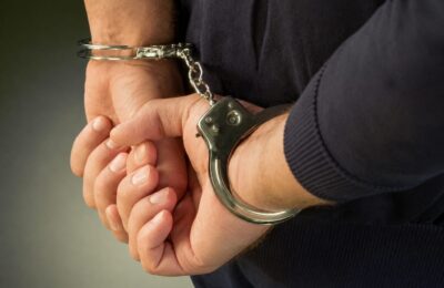 Polițiștii ieșeni au depistat un tânăr urmărit național și l-au dus în Arestul IPJ Iași