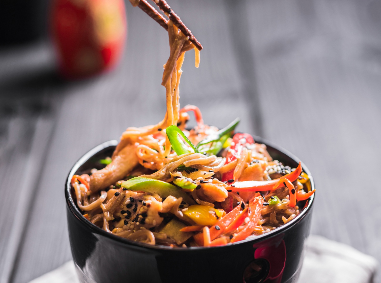 Mâncarea chinezească în România: de la exotism la fenomen culinar național