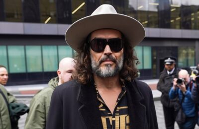 Russell Brand – Noi acuzatii de viol, pledoarie si amanare proces