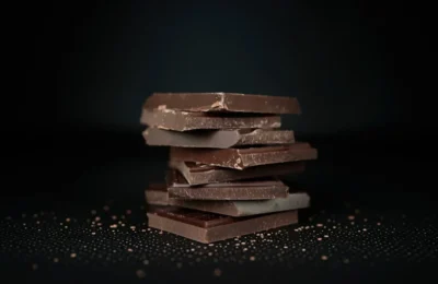 Ciocolata neagră – 5X mai mulți antioxidanți, dar ATENȚIE la zahăr! Ghid esențial