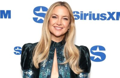 Kate Hudson uimește – Top transparent Armani și decolteu spectaculos