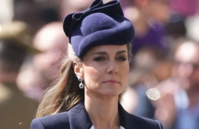 Kate Middleton – Gest Sobru la Londra – Depune Coroana Regelui Charles