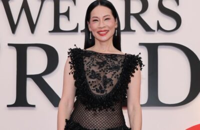 Lucy Liu, apariție ȘOC la premiera Diavolul se îmbracă de la Prada 2” – rochie COMPLET transparentă!