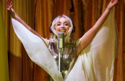 Coachella 2026 – Sabrina Carpenter uimește cu rochie Dior și cizme de 895 $