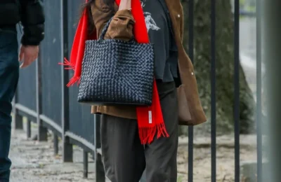 Zoë Kravitz dictează moda la Londra – Cum să te îmbraci șic pe vreme capricioasă