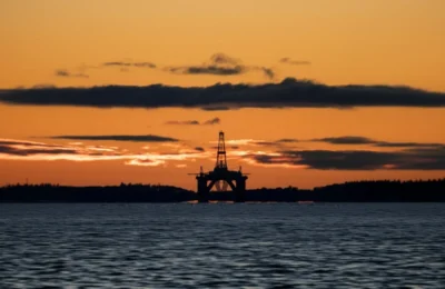 Petrolul explodează la 102 dolari! Blocada Iranului zguduie bursele