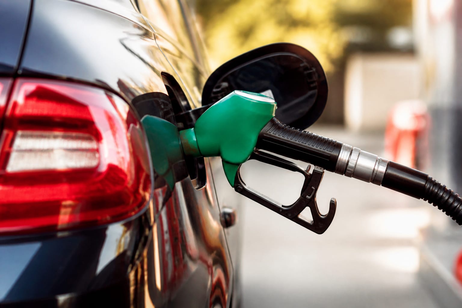 AEI estimează benzină la 7,90 lei pe litru și motorină la 8,40 lei în iulie