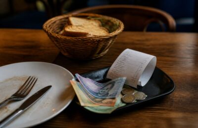 Inflația de 10,9% îi face pe clienți să împartă porțiile la restaurant