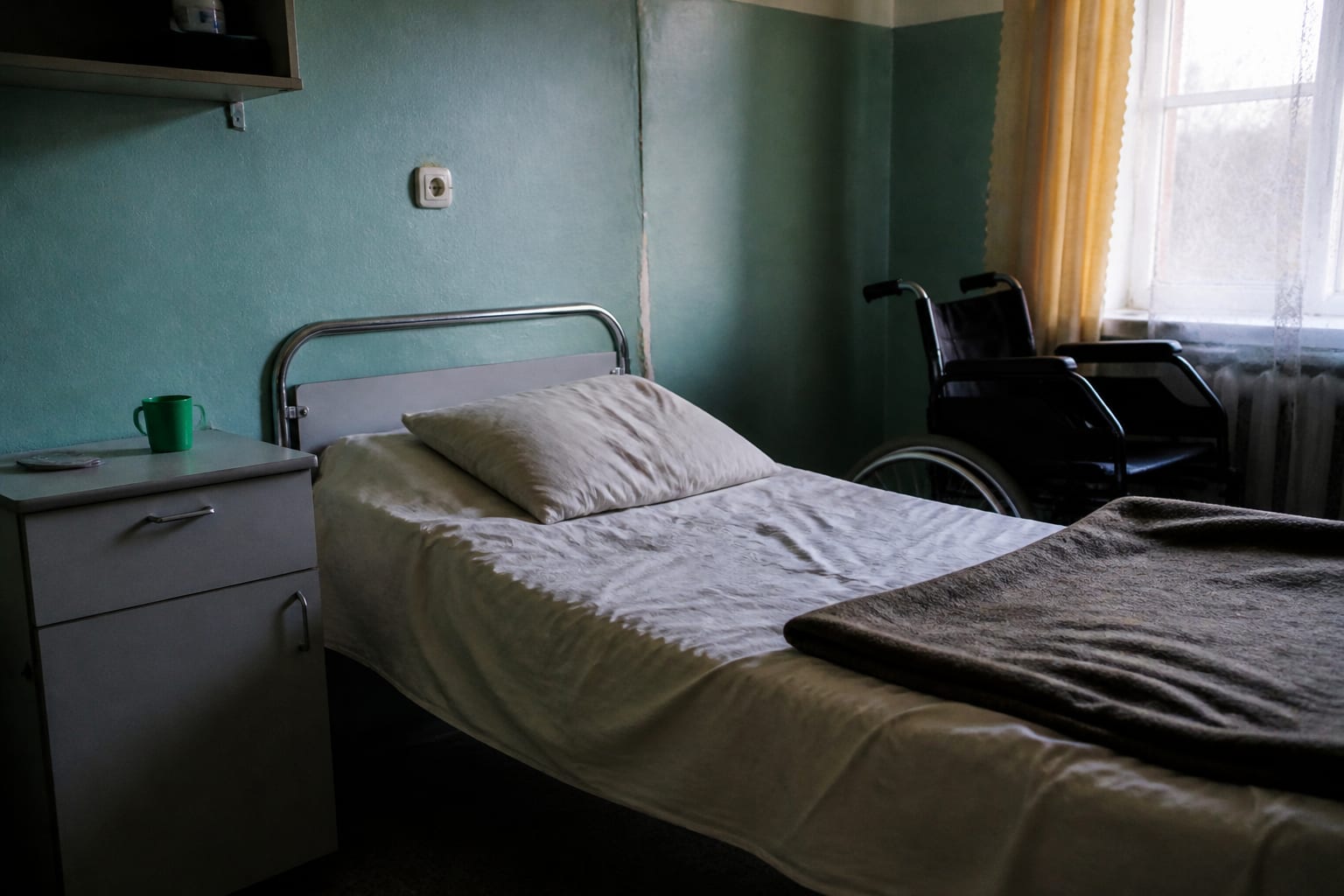 Un bărbat de 55 de ani relocat din azilele din Bihor în Mureș a murit, iar autoritățile așteaptă concluziile IML