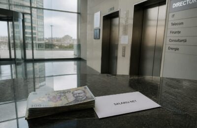 Aproape 300.000 de angajați din România câștigă peste 2.000 de euro net lunar