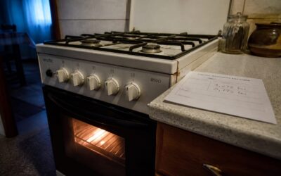 Gătitul pe gaz este mai ieftin decât cel electric: cât plătești pentru o oră la cuptor și la plită