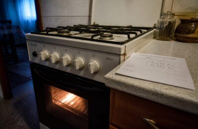Gătitul pe gaz este mai ieftin decât cel electric: cât plătești pentru o oră la cuptor și la plită