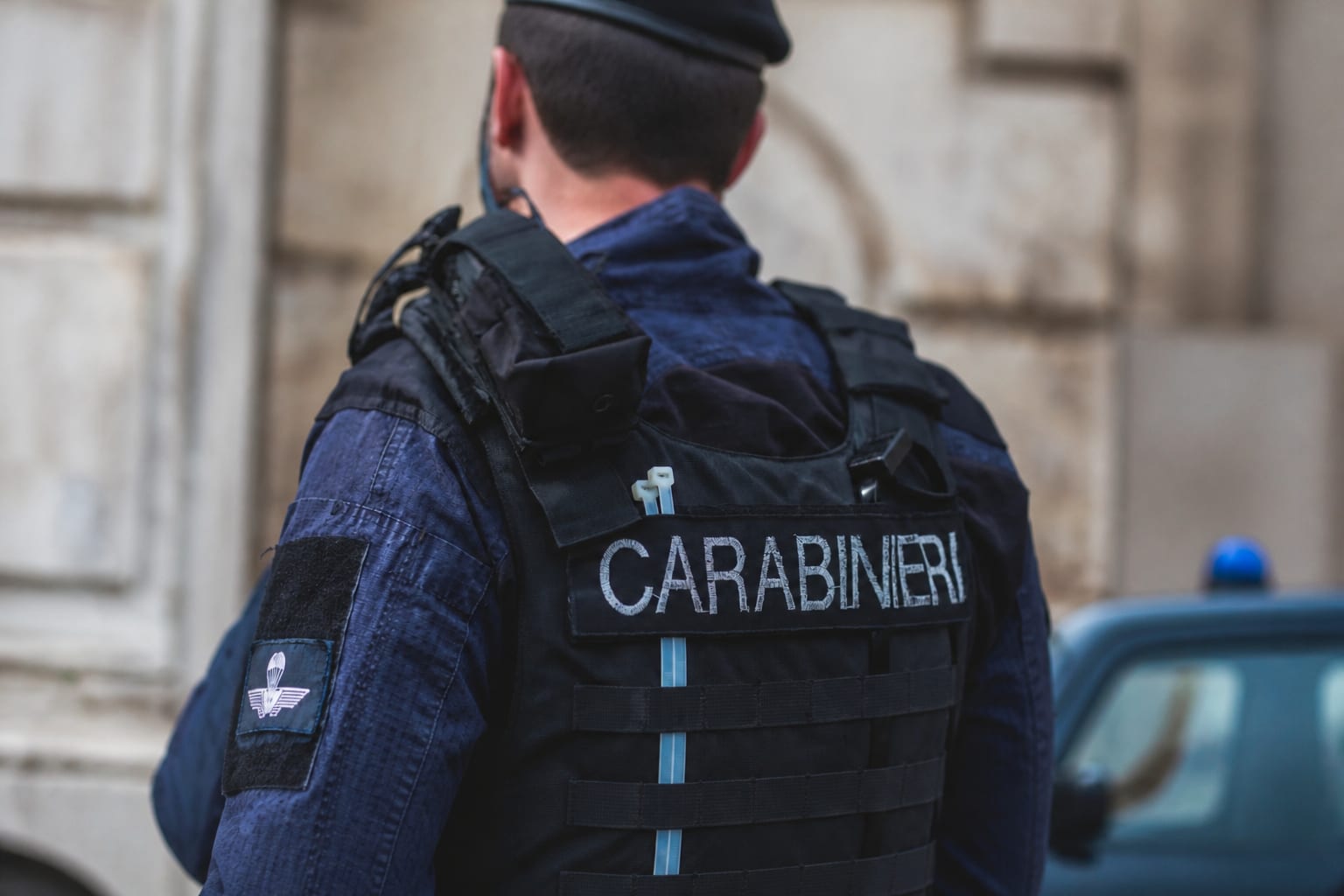 Un agent al forțelor de ordine italiene în timpul unei misiuni