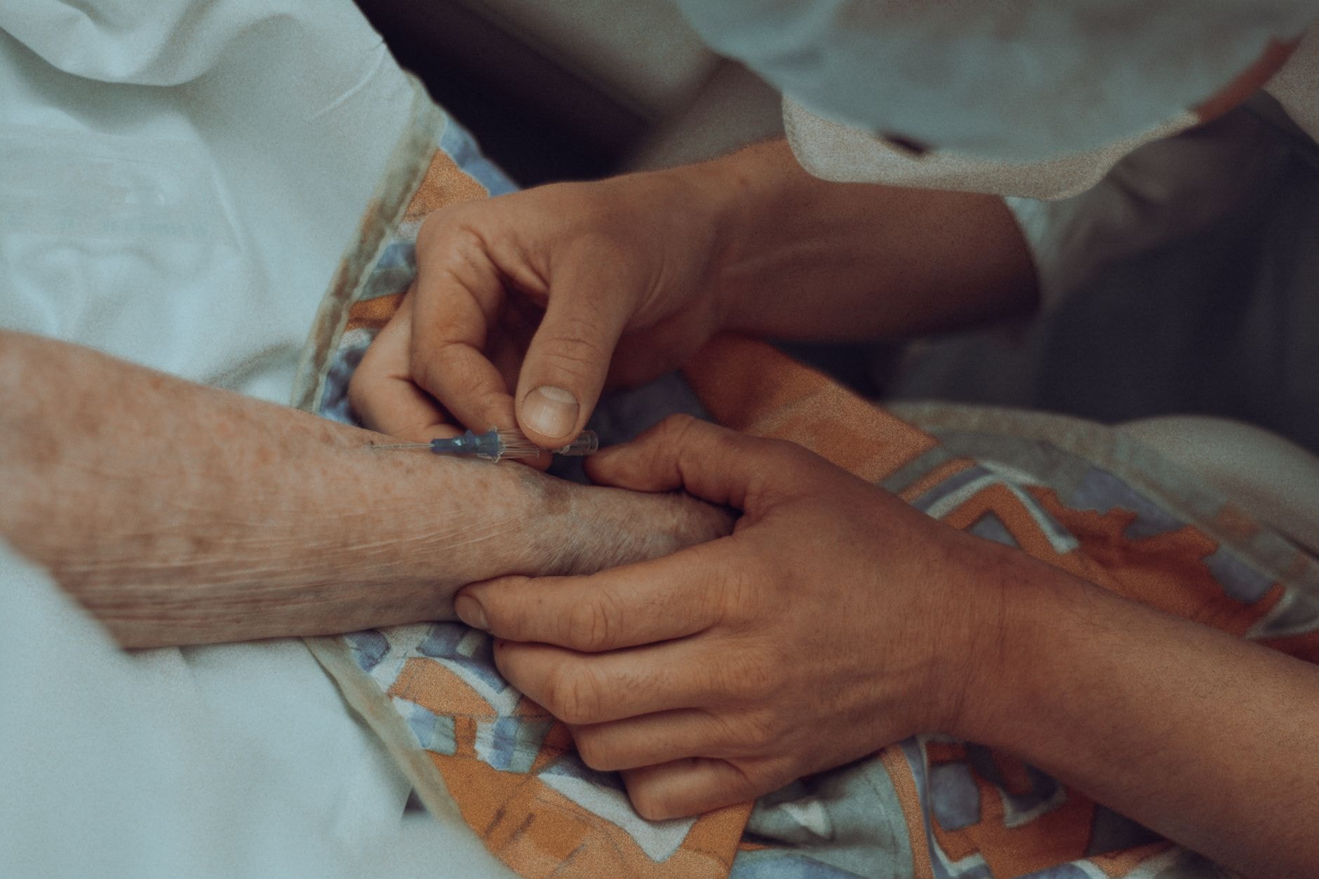 Vârstnic primind îngrijiri medicale într-un spital
